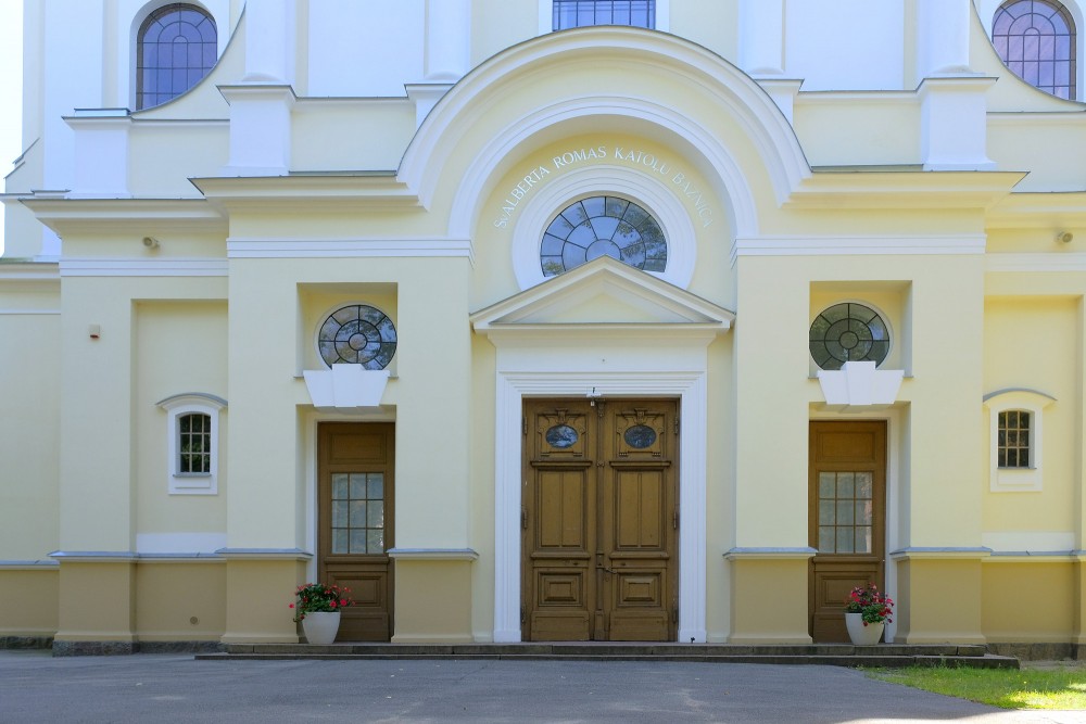 Rīgas Svētā Alberta Romas katoļu baznīcas galvenā ieeja un fasādes detaļas