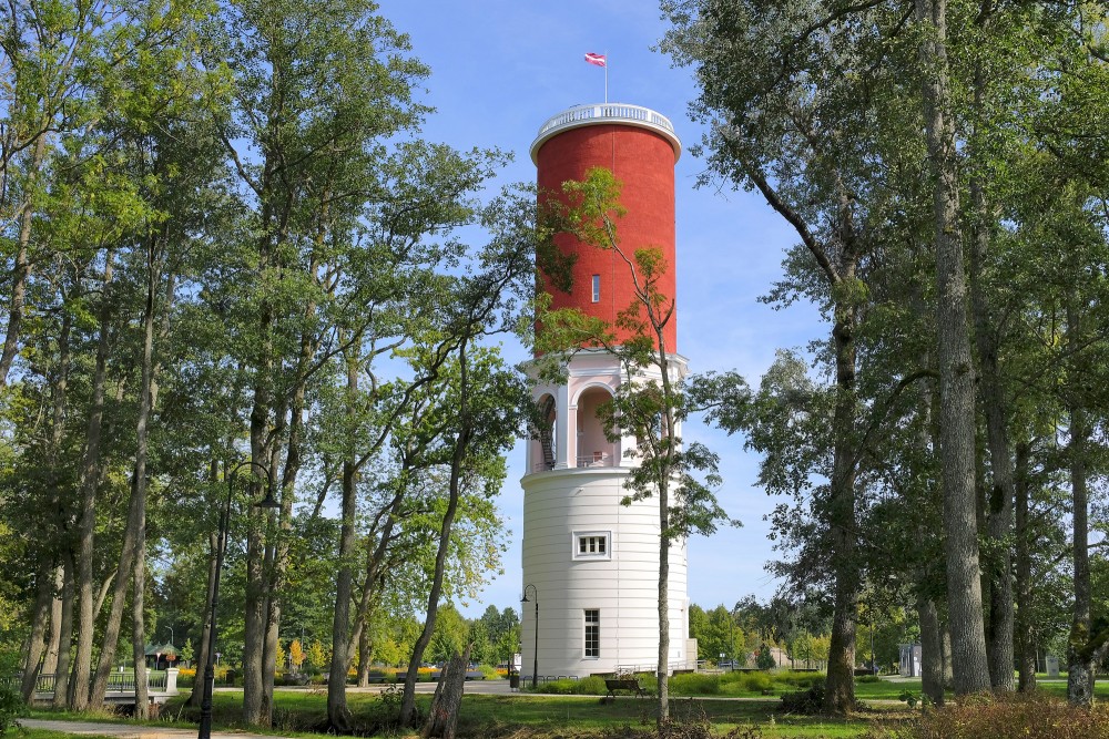 Ķemeru ūdenstornis koku ieskautā parka ainavā