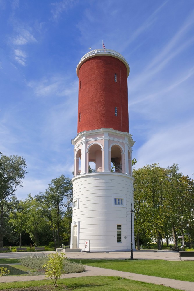 Ķemeru ūdenstornis parkā ar skaidru skatu uz arhitektūras detaļām
