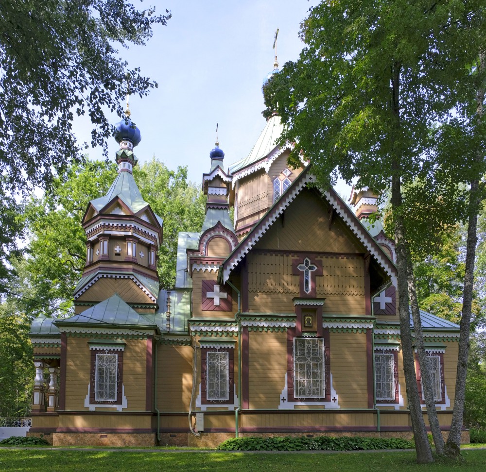 Sv. Pētera un Sv. Pāvila pareizticīgo baznīcas fasāde starp kokiem
