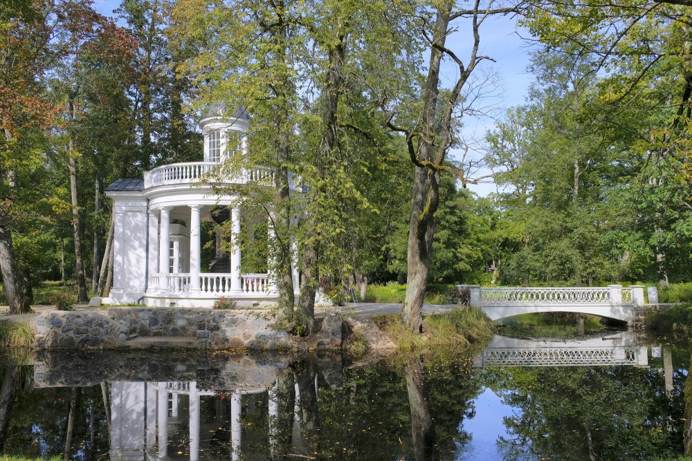 Kafijas paviljons Ķemeru parkā pie ūdens ainaviskā vidē