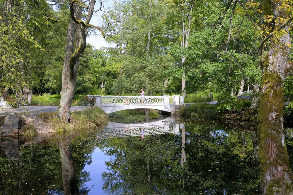Tiltiņš Ķemeru kūrorta parkā ar atspulgu ūdenī