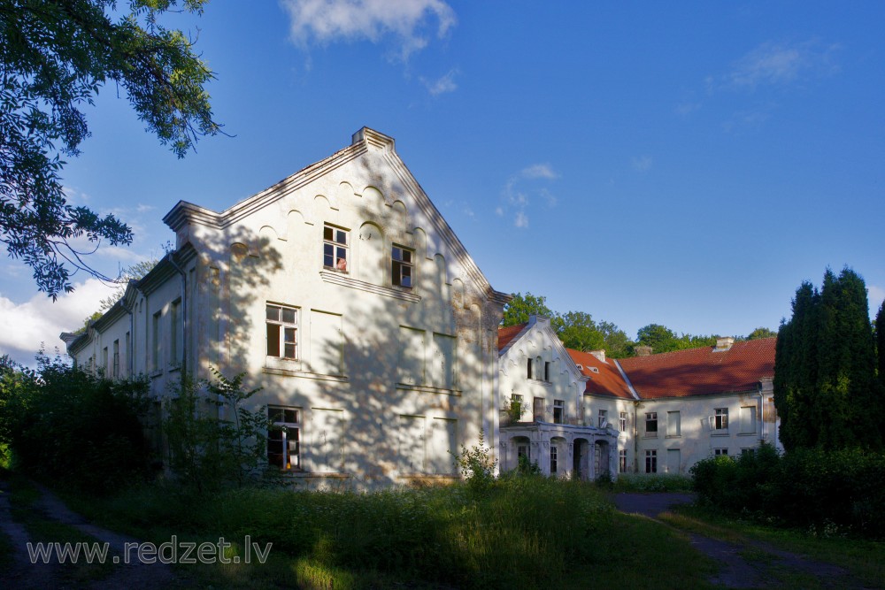 Zūru muižas kungu māja