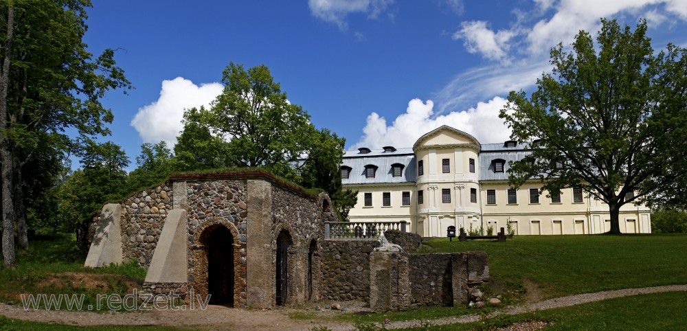 Akmens grota Krāslavas pils parkā