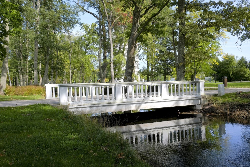 Klasisks tiltiņš Ķemeru kūrorta parkā virs ūdens