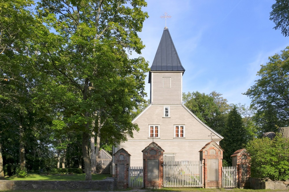 Engures luterāņu baznīca vasarā
