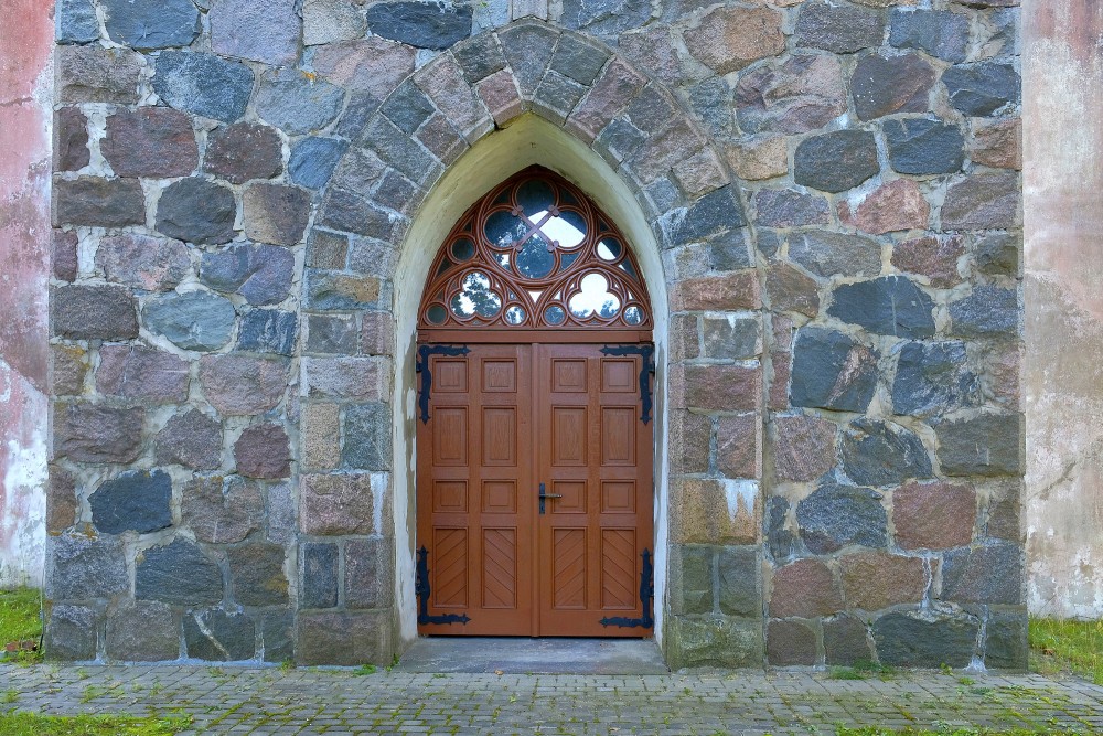 Zaubes luterāņu baznīcas ieejas portāls Zaubes luterāņu baznīcas ieejas portāls