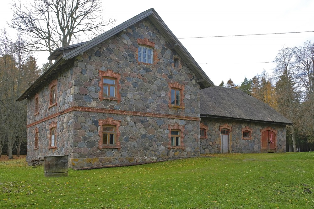 Lāņu muižas ēka ar piebūvi