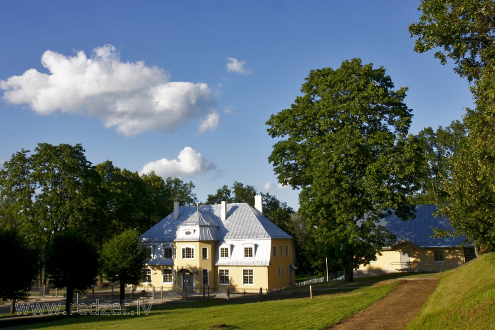 Tīnūžu muižas komplekss