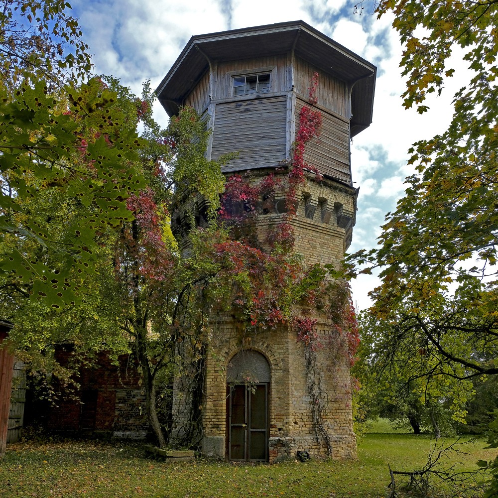 Bēne Railway Station Water Tower