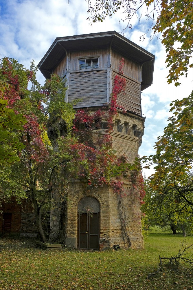 Bēne Railway Station Water Tower