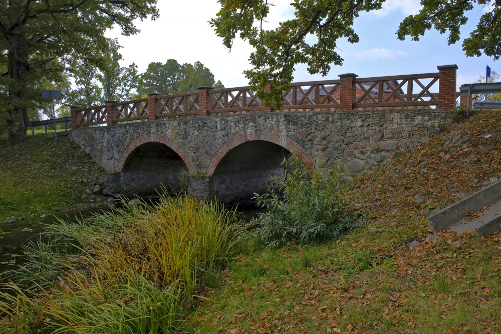 Laukakmeņu mūra tilts pār Auces upi Bēnē
