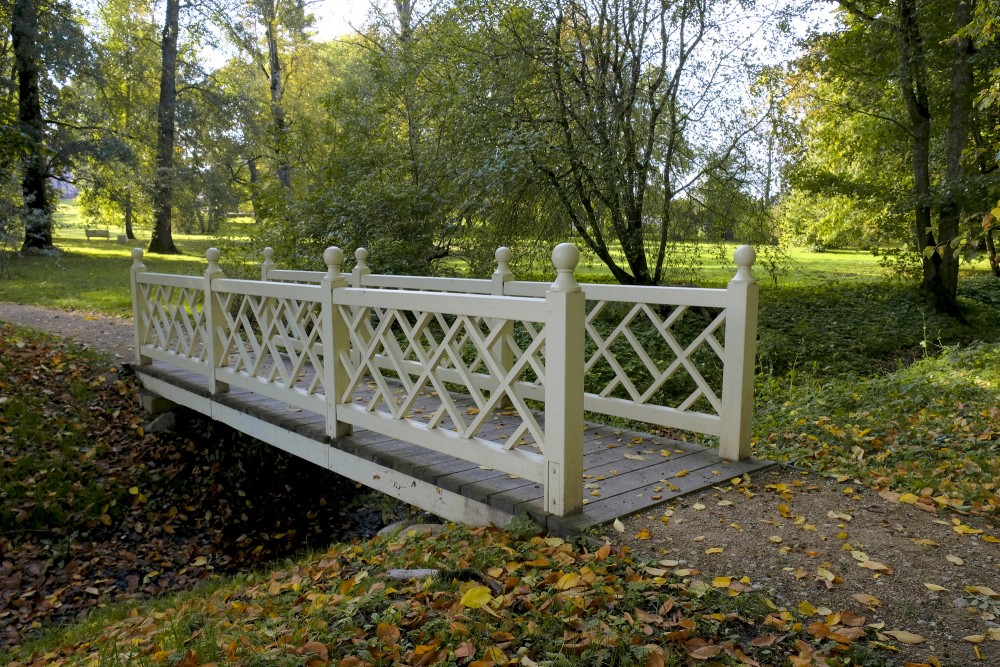 Gājēju tiltiņš Vecauces pils parkā