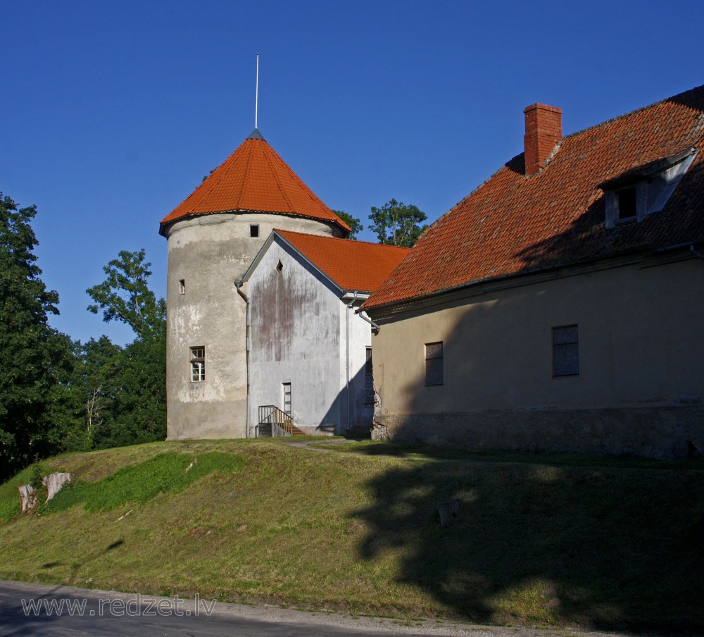 Alsungas pils tornis