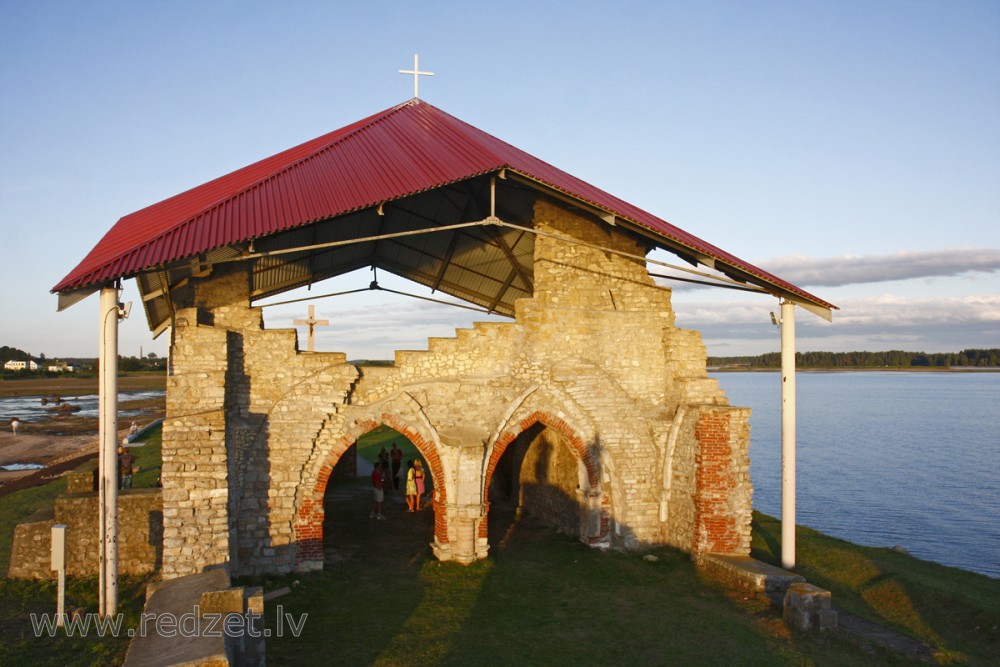 Ikšķiles baznīcas drupas uz Sv. Meinarda salas