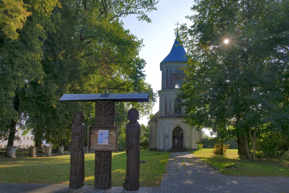 Skoda evaņģēliski luteriskā baznīca un koka skulptūra
