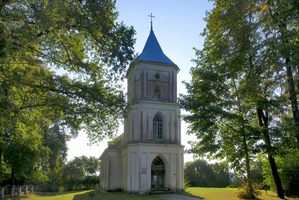 Skoda evaņģēliski luteriskās baznīca koku ielokā