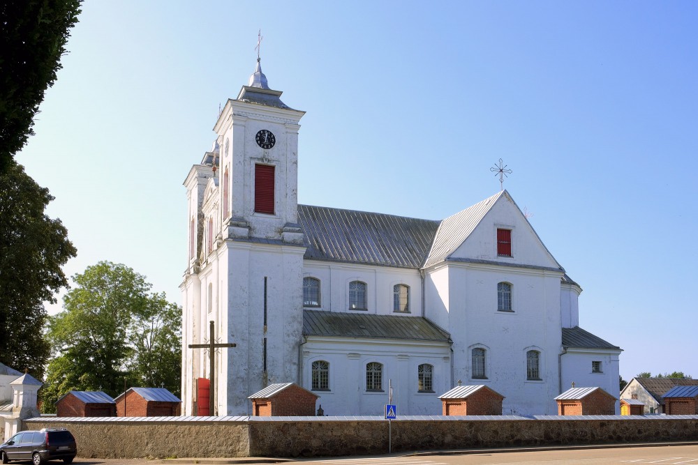 Mosēdes Svētā Erceņģeļa Miķeļa baznīca skaidrā vasaras dienā Mosēdes Svētā Erceņģeļa Miķeļa baznīca skaidrā vasaras dienā
