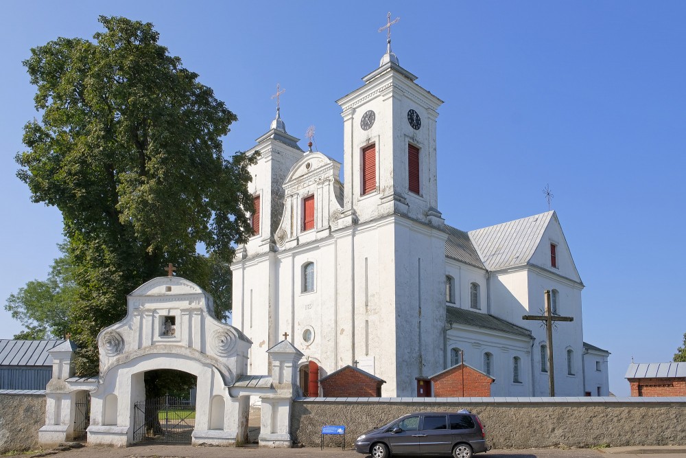 Mosēdes Svētā Erceņģeļa Miķeļa baznīcas galvenā fasāde un ieeja