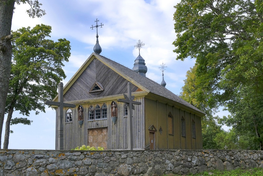 Gintališķes Sv. apustuļa evaņģēlista Mateja baznīca koku ieskautā pagalmā
