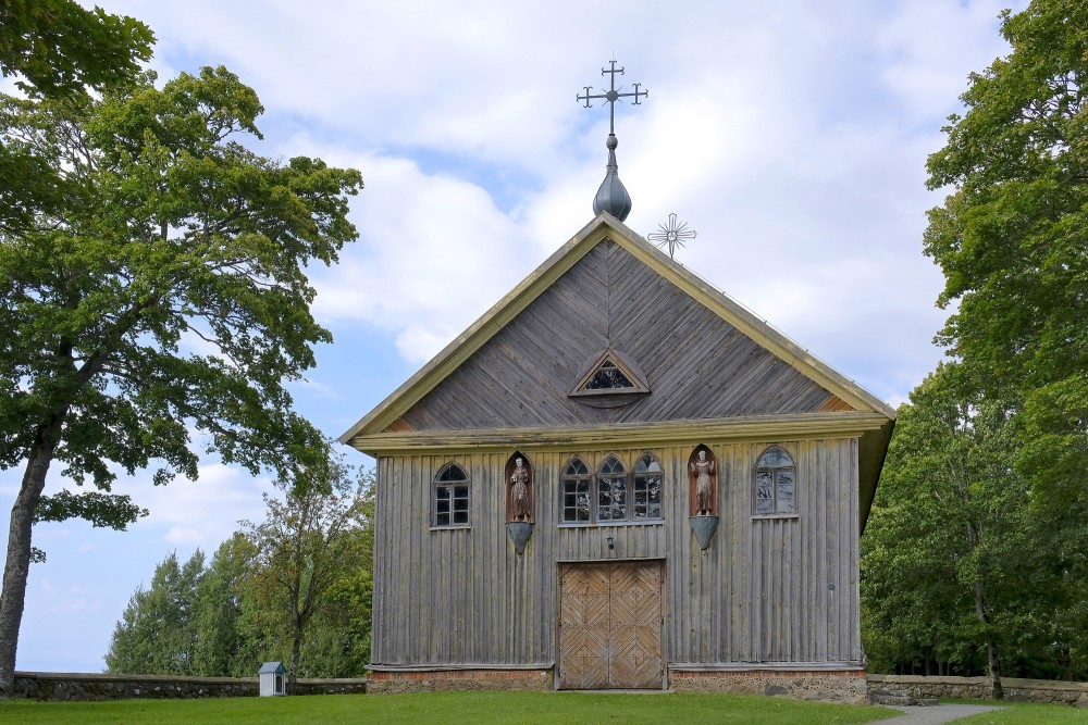 Gintališķes Sv. apustuļa evaņģēlista Mateja baznīcas galvenā fasāde ar krustu