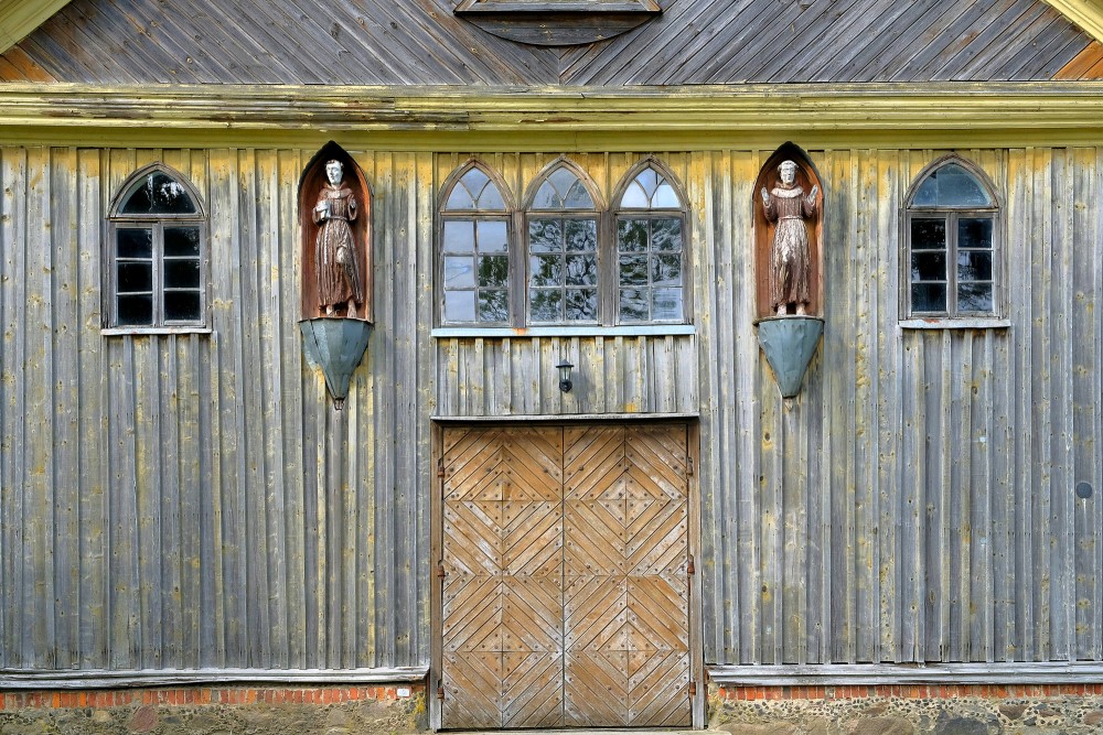 Gintališķes Sv. apustuļa evaņģēlista Mateja baznīcas fasādes detaļas ar figūrām