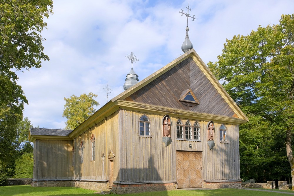 Gintališķes Sv. apustuļa evaņģēlista Mateja baznīca saulainā dienā no sānskata