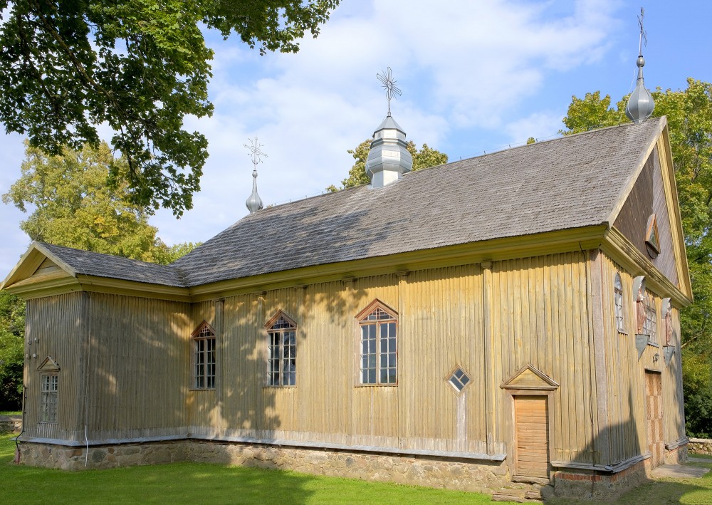 Gintališķes Sv. apustuļa evaņģēlista Mateja baznīcas sānu fasāde ar logiem un torņiem