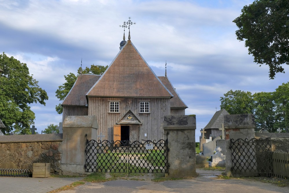 Beržoro Sv. bīskapa Staņislava baznīca aiz akmens mūra un metāla vārtiem