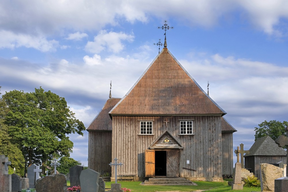 Beržoro Sv. bīskapa Staņislava baznīcas fasāde kapsētas teritorijā