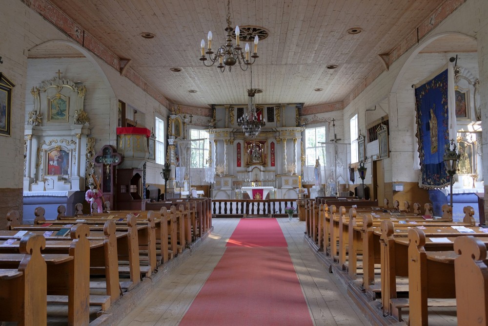 Beržoro Sv. bīskapa Staņislava baznīcas interjers ar solu rindām un altāri