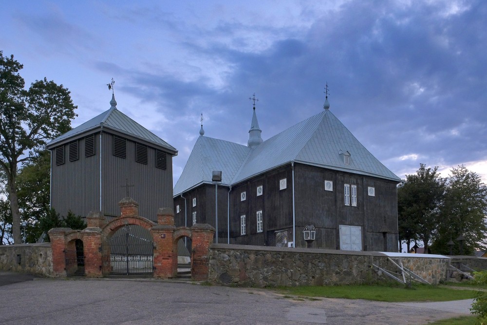Sedas Svētās Jaunavas Marijas Debesīs uzņemšanas baznīca ar vārtiem un zvanu torni
