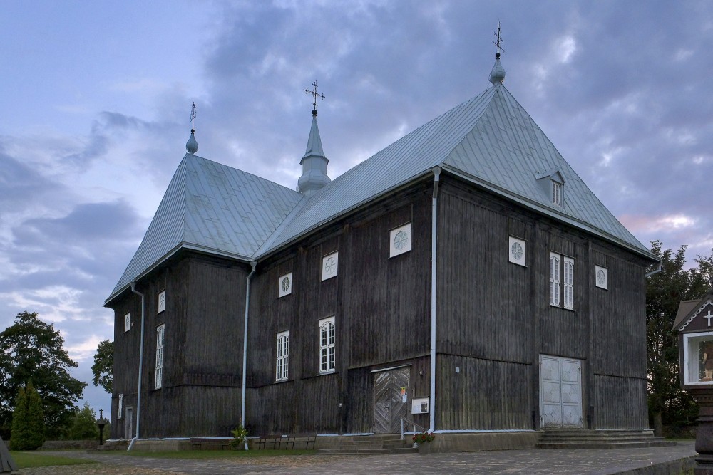 Sedas Svētās Jaunavas Marijas Debesīs uzņemšanas baznīcas sānskats krēslā