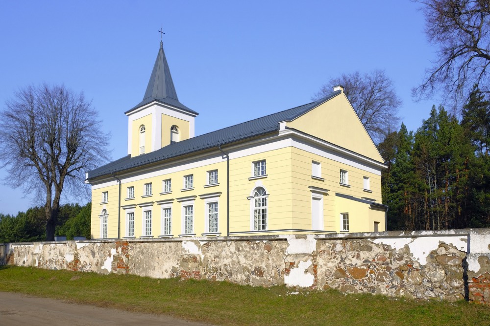 Būtiņģes luterāņu baznīca ar zvanu torni un akmens mūri