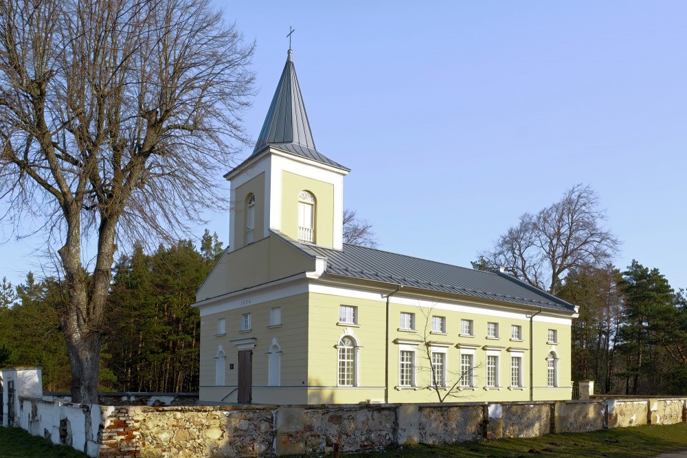 Būtiņģes evaņģēliski luteriskā baznīca sānskatā