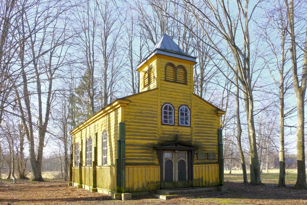 Sventājas Jūras Zvaigznes kapliča starp kailiem kokiem saulainā dienā