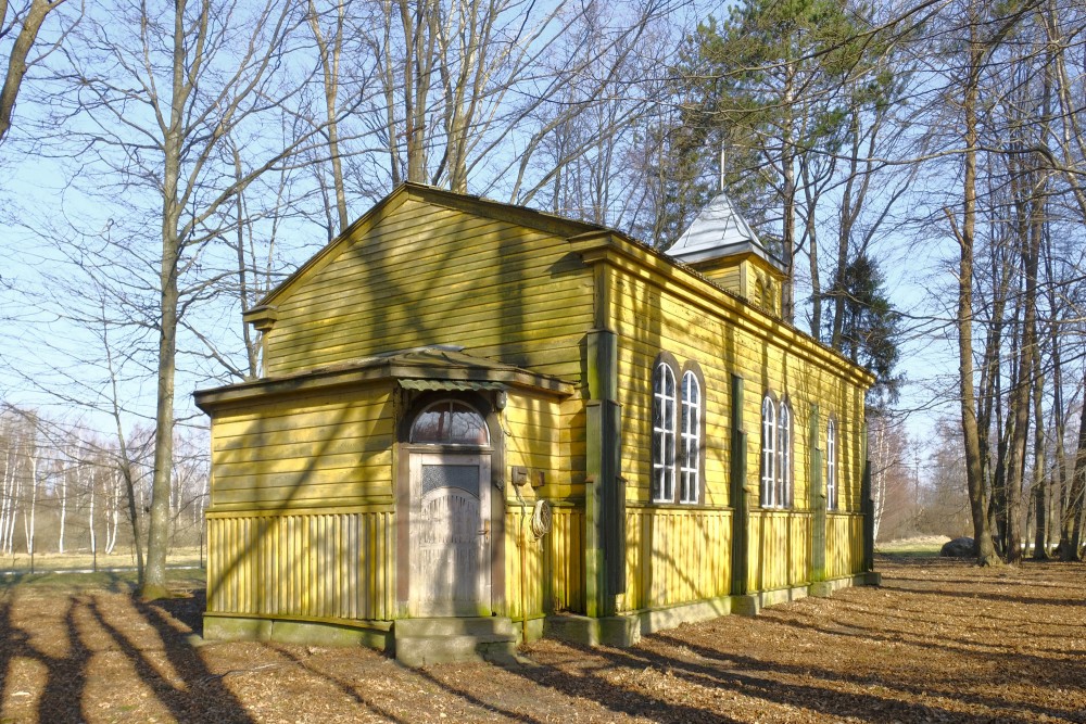 Sventājas Jūras Zvaigznes kapliča sānskatā ar arkas logiem un ieeju