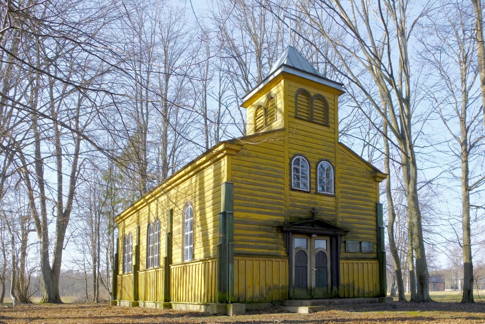 Sventājas Jūras Zvaigznes kapliča priekšskatā ar durvīm un tornīti