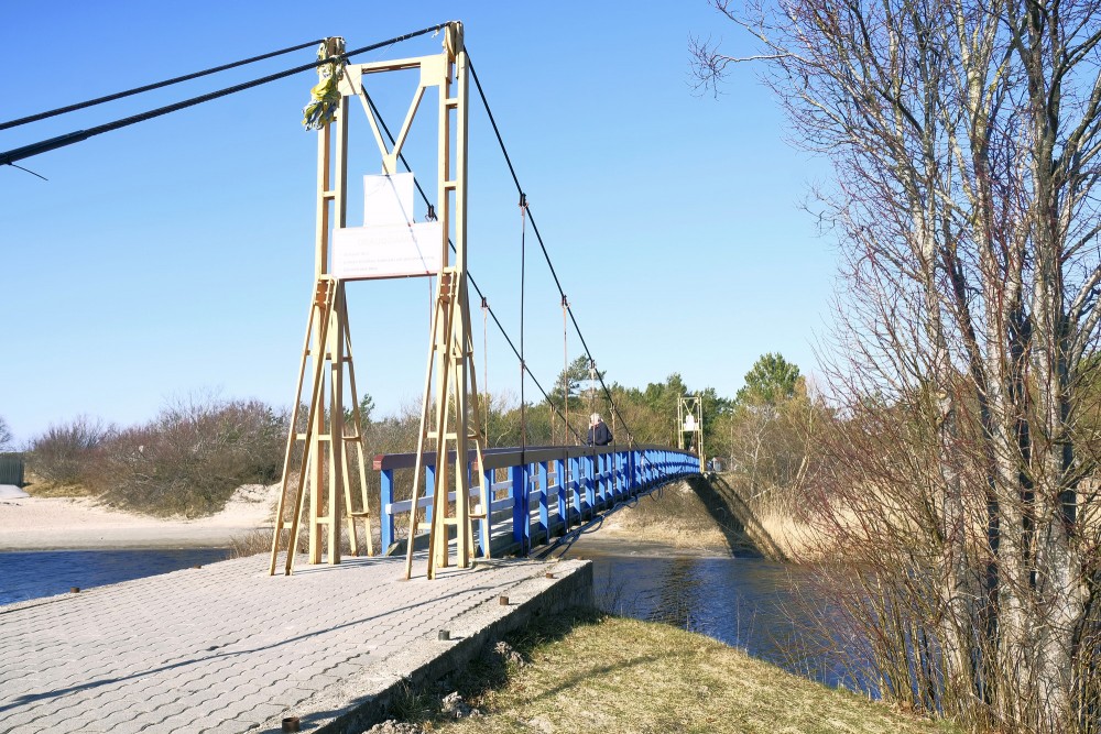 Sventājas Pērtiķu tilts pār upi ar zilu margu līniju