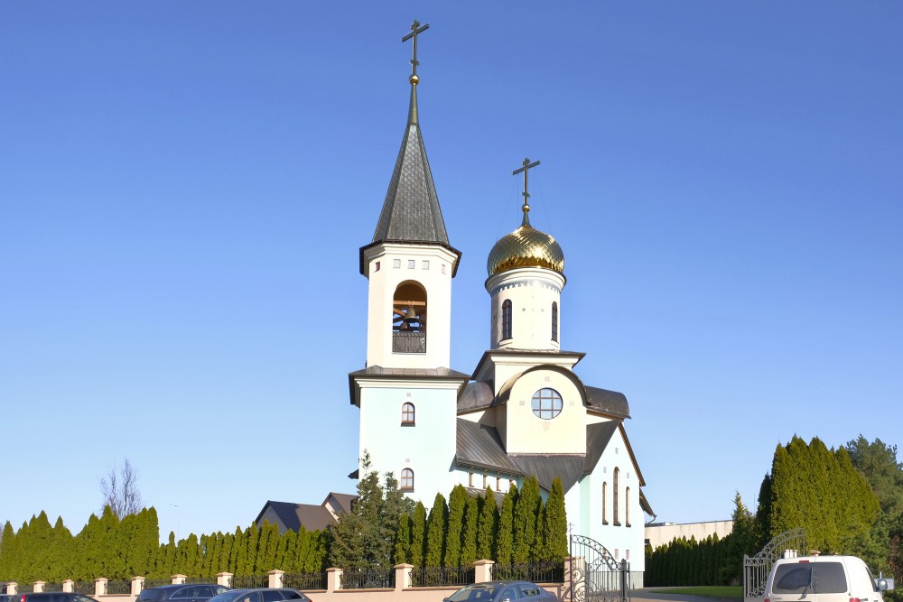 Palangas Iveras Dievmātes pareizticīgo baznīca ar zelta kupolu saulainā dienā