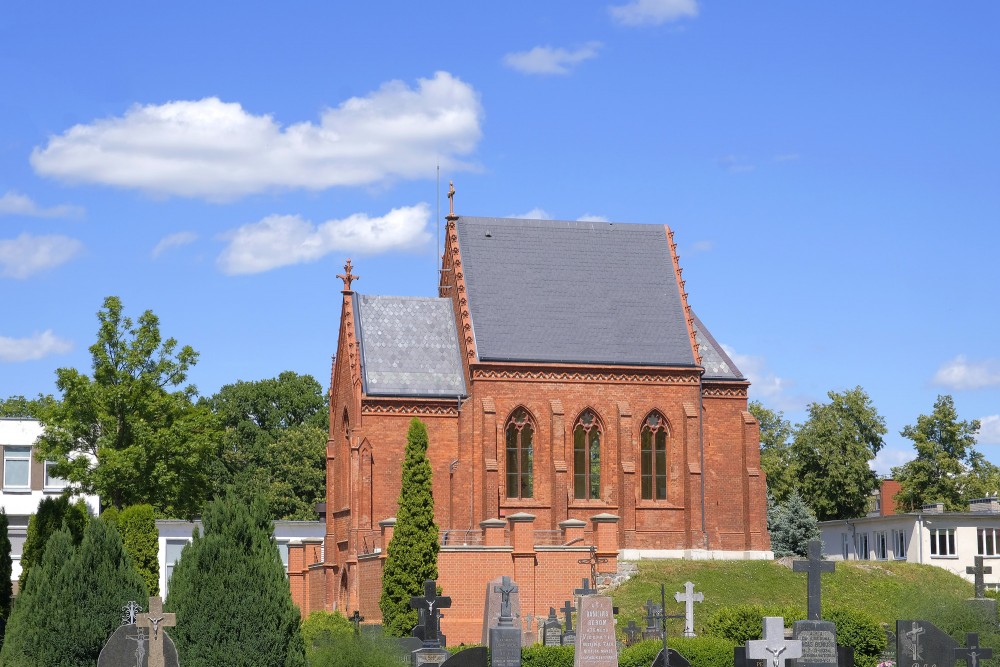Grāfu Tiškeviču kapela Kretingas kapos saulainā dienā