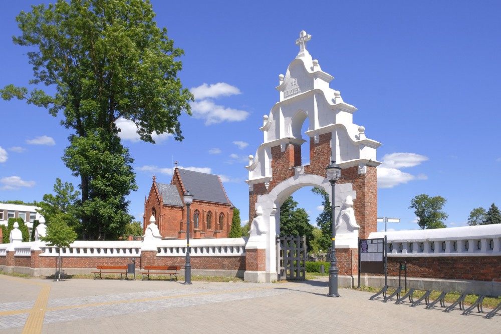 Monumentāli vārti uz Grāfu Tiškeviču kapelu un kapu teritoriju Kretingā