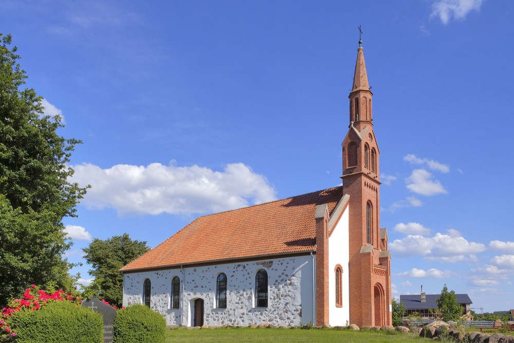 Kretingāles evaņģēliski luteriskās baznīcas sānskats Kretingāles evaņģēliski luteriskās baznīcas sānskats
