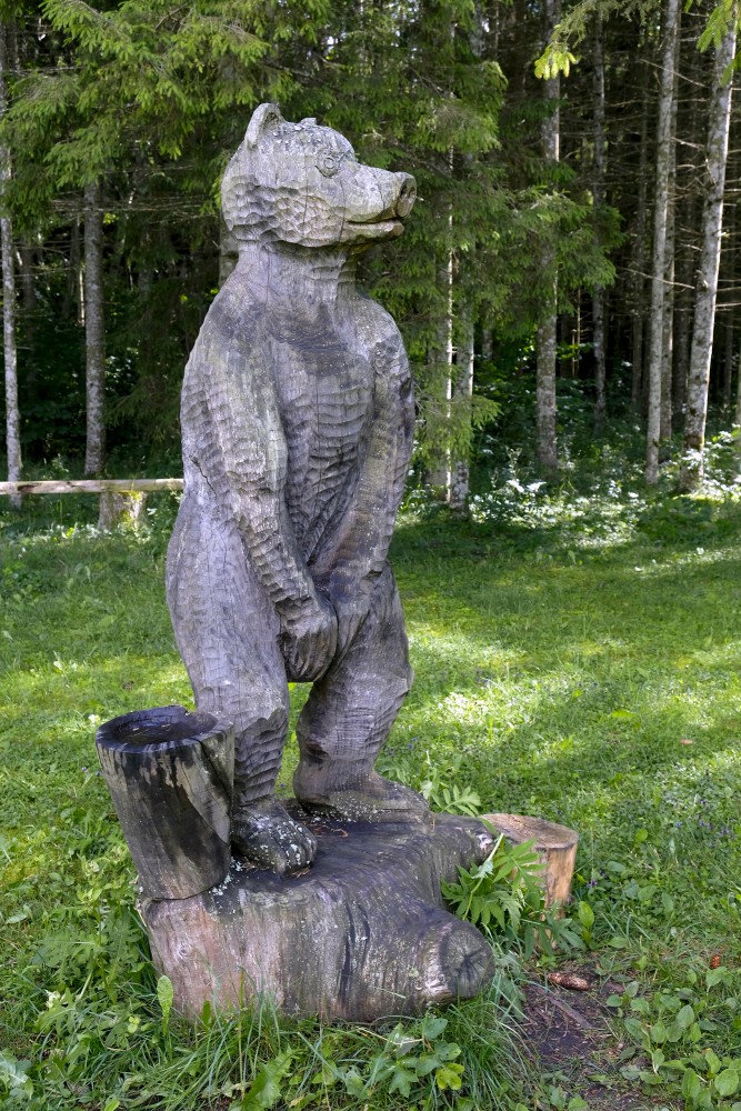 A bear sculpture at the springs of Ķevele