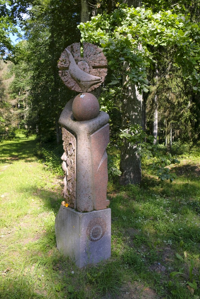 Sculpture in Aizvīķi Forest Park