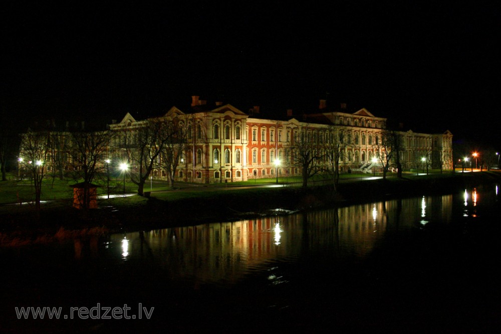 Latvijas Lauksaimniecības universitātes ēka naktī