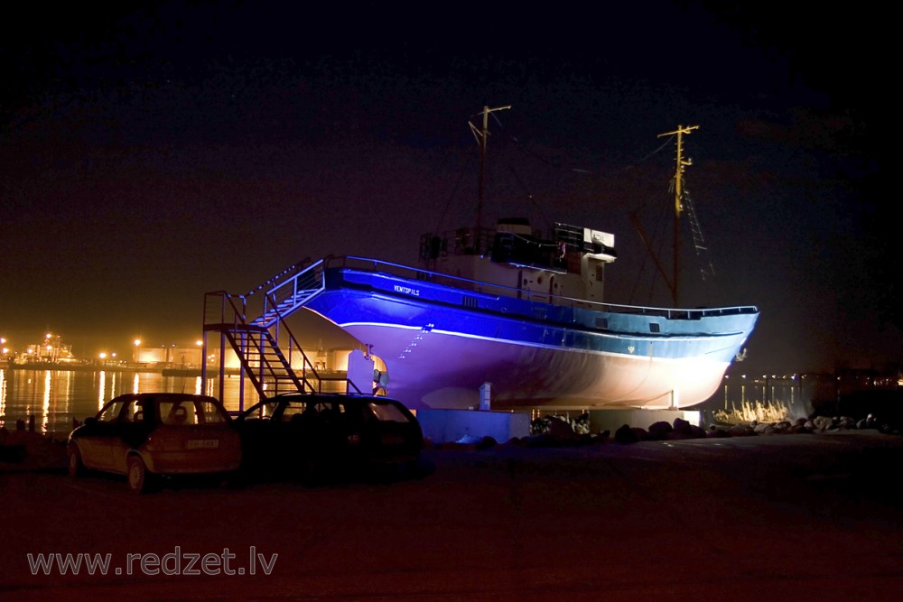 Zvejas kuģis „Azova” naktī