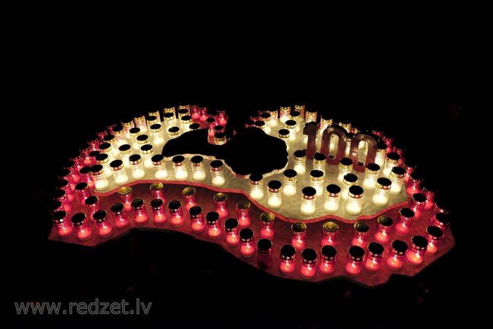 Sveču kompozīcija “Latvija ugunszīmēs”  Hercoga Jēkaba laukumā
