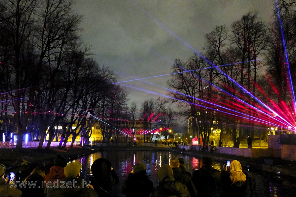 Staro Rīga Latvijas simtgadē - ainavisks audiovizuāls vides objekts ar strūklaku elementiem "Sajūtu mežs"