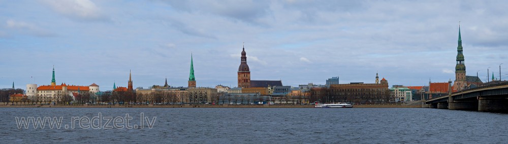 Vecrīgas panorāma skatoties no A-B dambja